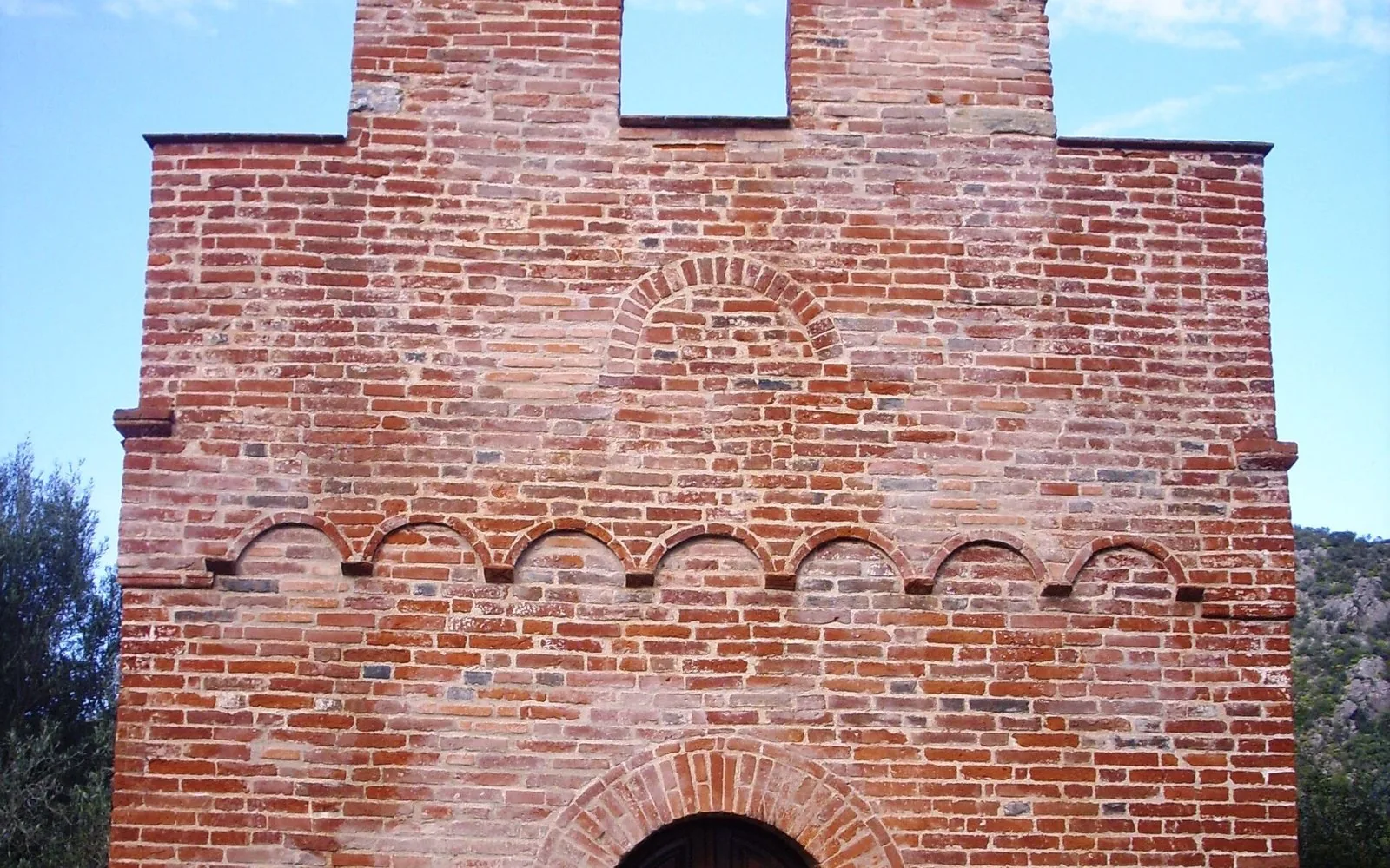 La facciata in mattoni della chiesa di San Nicola a Quirra, nel territorio di Villaputzu