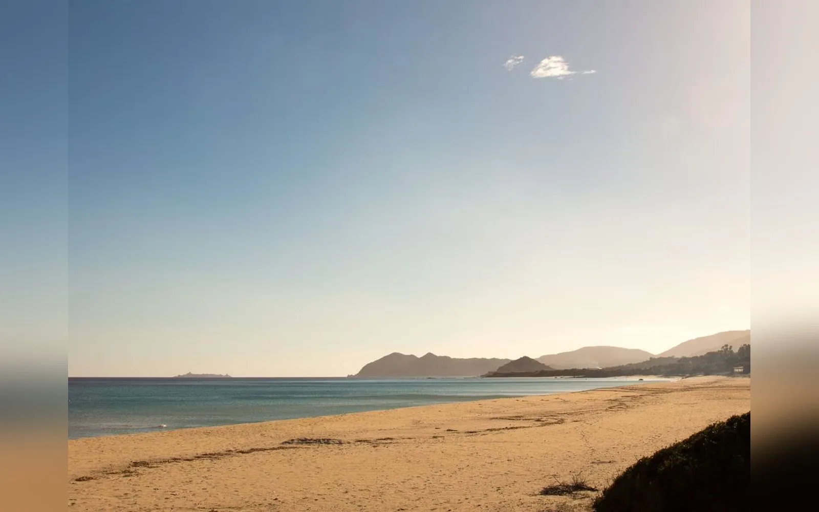 L'arenile di Costa Rei con il mare calmo e il fondale che degrada lentamente