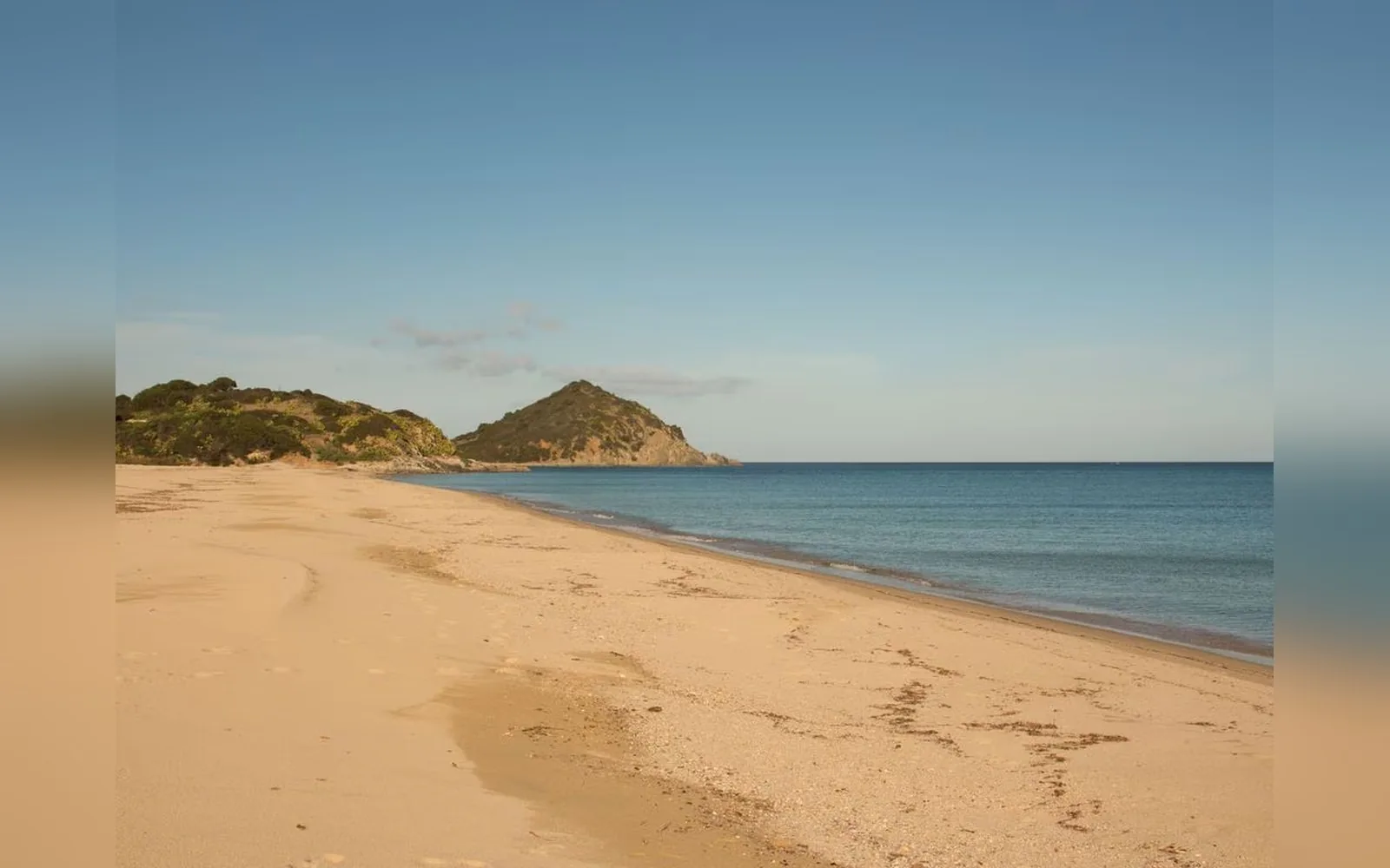 La spiaggia di Costa Rei con il cordone dunale e la vegetazione alle spalle dell'arenile