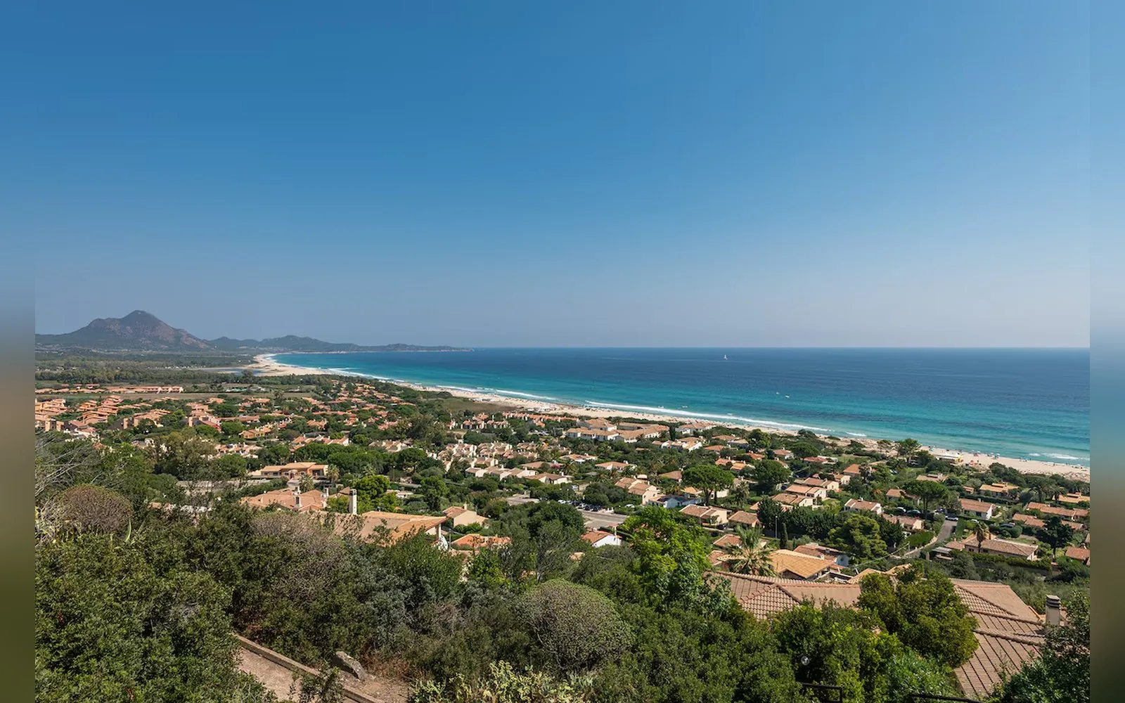 Il golfo di Costa Rei visto dall'alto, con il litorale che si allunga verso il promontorio