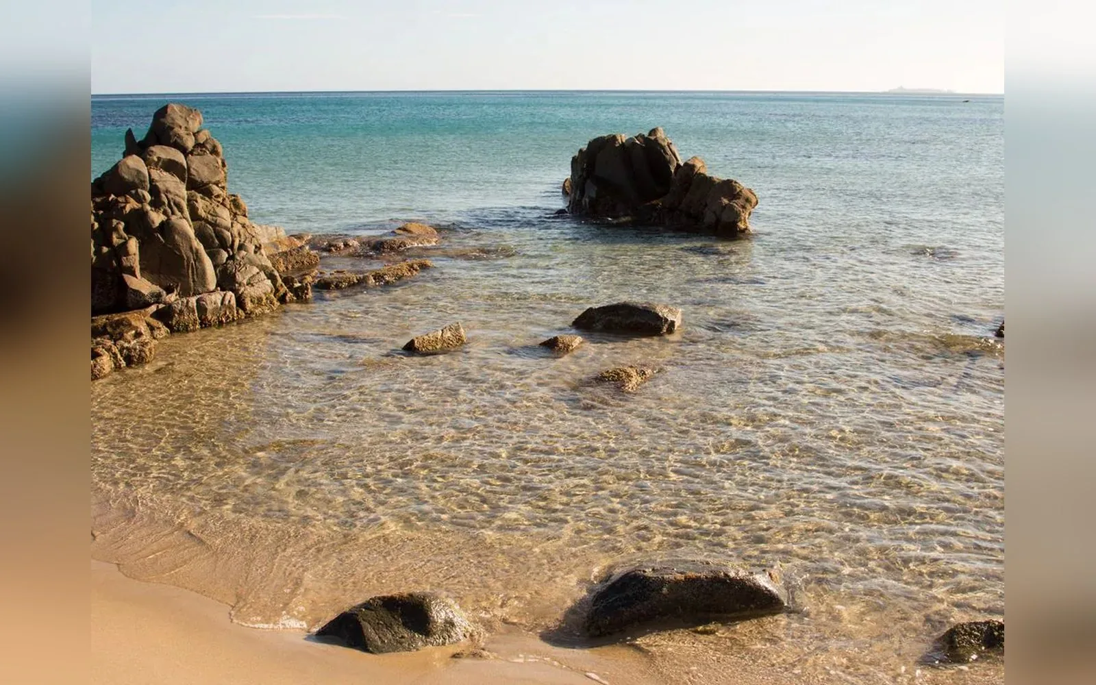 Gli scogli di granito affioranti nell'acqua bassa e trasparente di Costa Rei