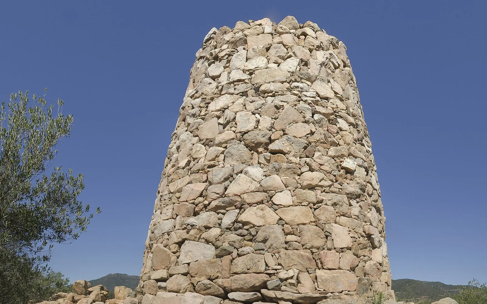 La torre in pietra del nuraghe Asoru, nel Sarrabus